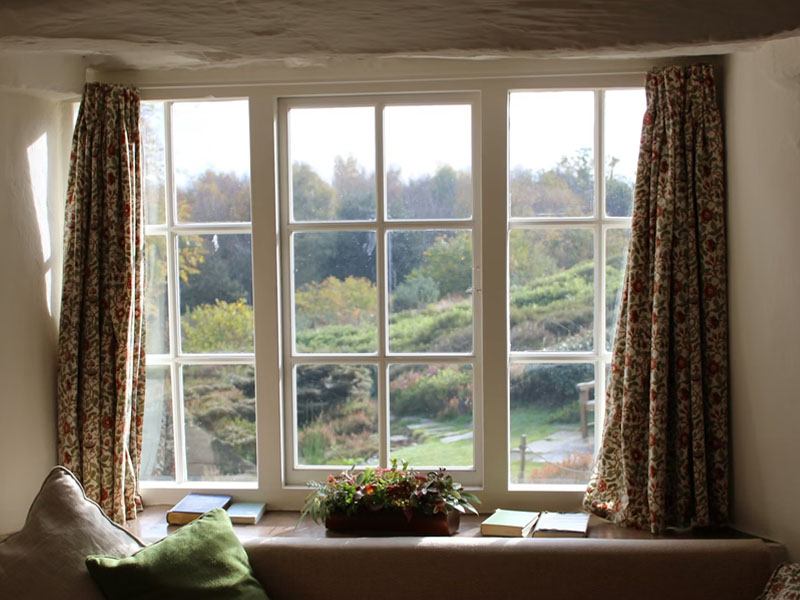 Perfekt lackiertes Holzfenster außen