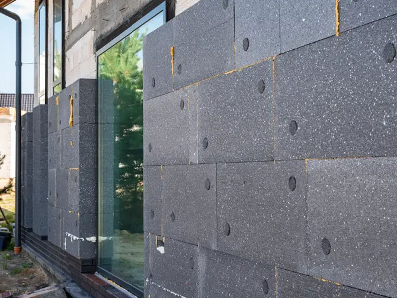 Frisch gedämmte und verputzte Fassade